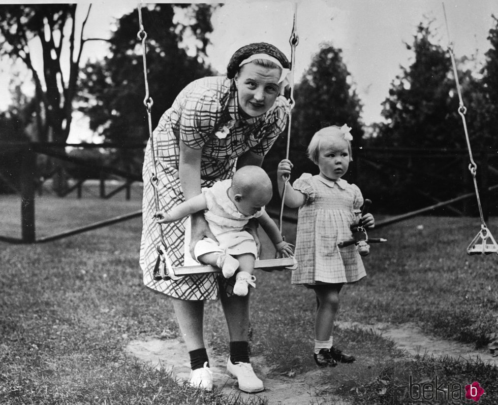 La Reina Juliana de Holanda jugando con las princesas Beatriz e Irene