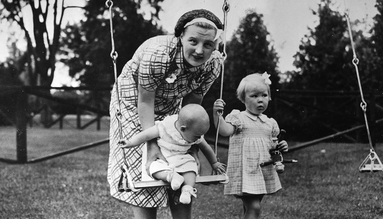 La Reina Juliana de Holanda jugando con las princesas Beatriz e Irene