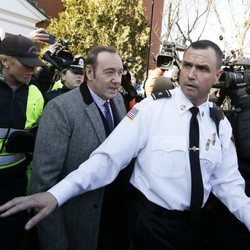 Kevin Spacey saliendo del juicio por agresión sexual 