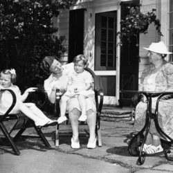 La Reina Guillermina de Holanda junto a su hija la Princesa Juliana y sus nietas Irene y Beatriz