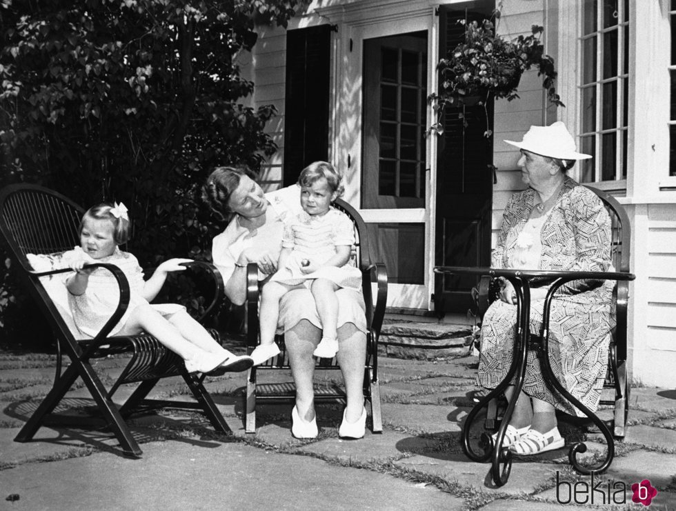 La Reina Guillermina de Holanda junto a su hija la Princesa Juliana y sus nietas Irene y Beatriz