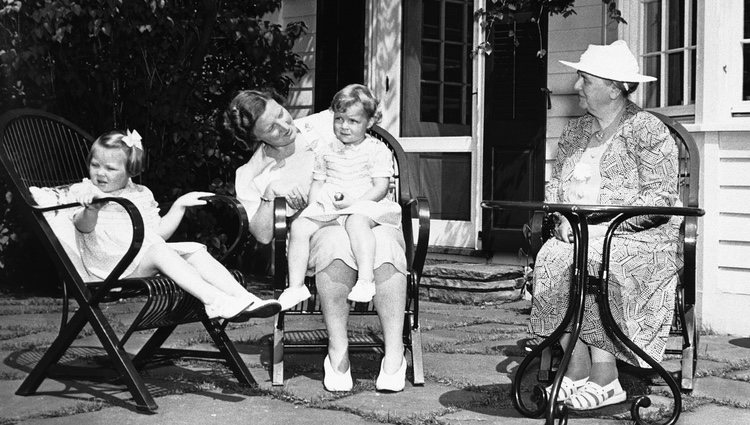 La Reina Guillermina de Holanda junto a su hija la Princesa Juliana y sus nietas Irene y Beatriz