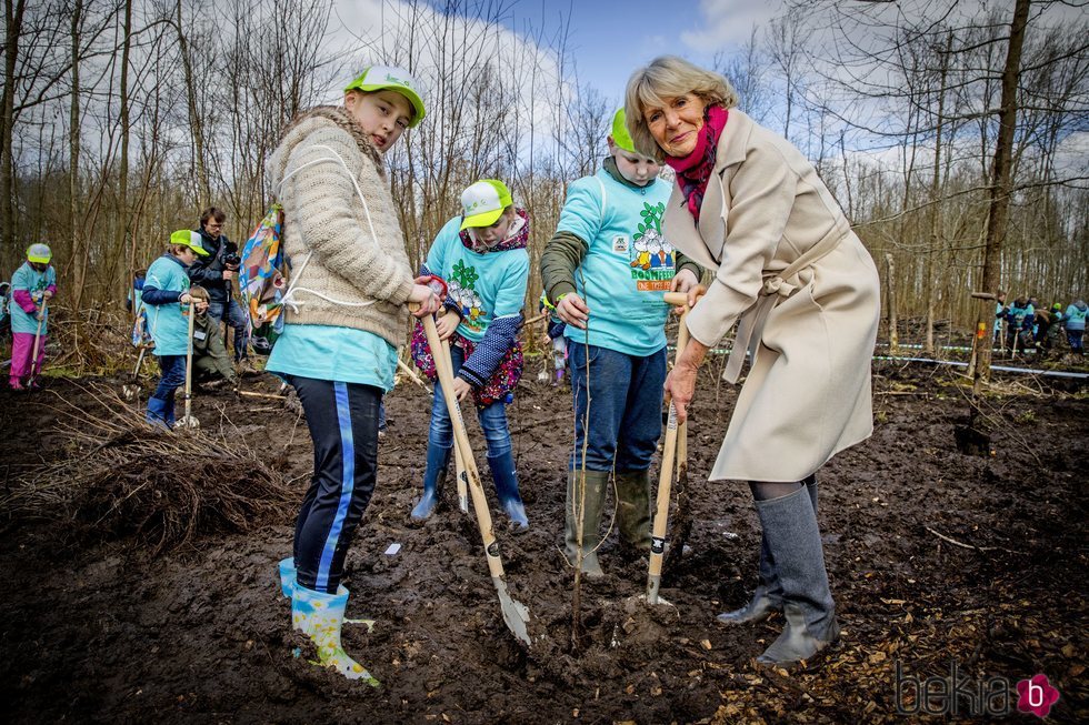 Irene de Holanda plantando un árbol durante un acto público