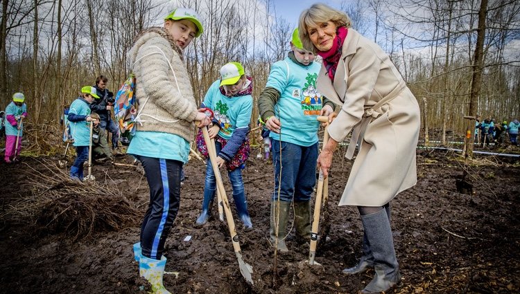 Irene de Holanda plantando un árbol durante un acto público