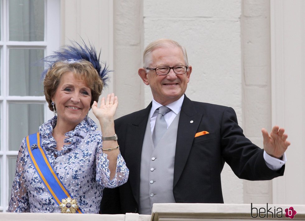 Margarita de Holanda y Pieter van Vollenhoven saludando en el Palacio Real de Ámsterdam