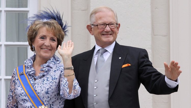 Margarita de Holanda y Pieter van Vollenhoven saludando en el Palacio Real de Ámsterdam