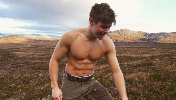 Arthur Chatto luciendo su torso desnudo en las Tierras Altas de Escocia