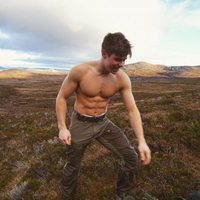 Arthur Chatto luciendo su torso desnudo en las Tierras Altas de Escocia