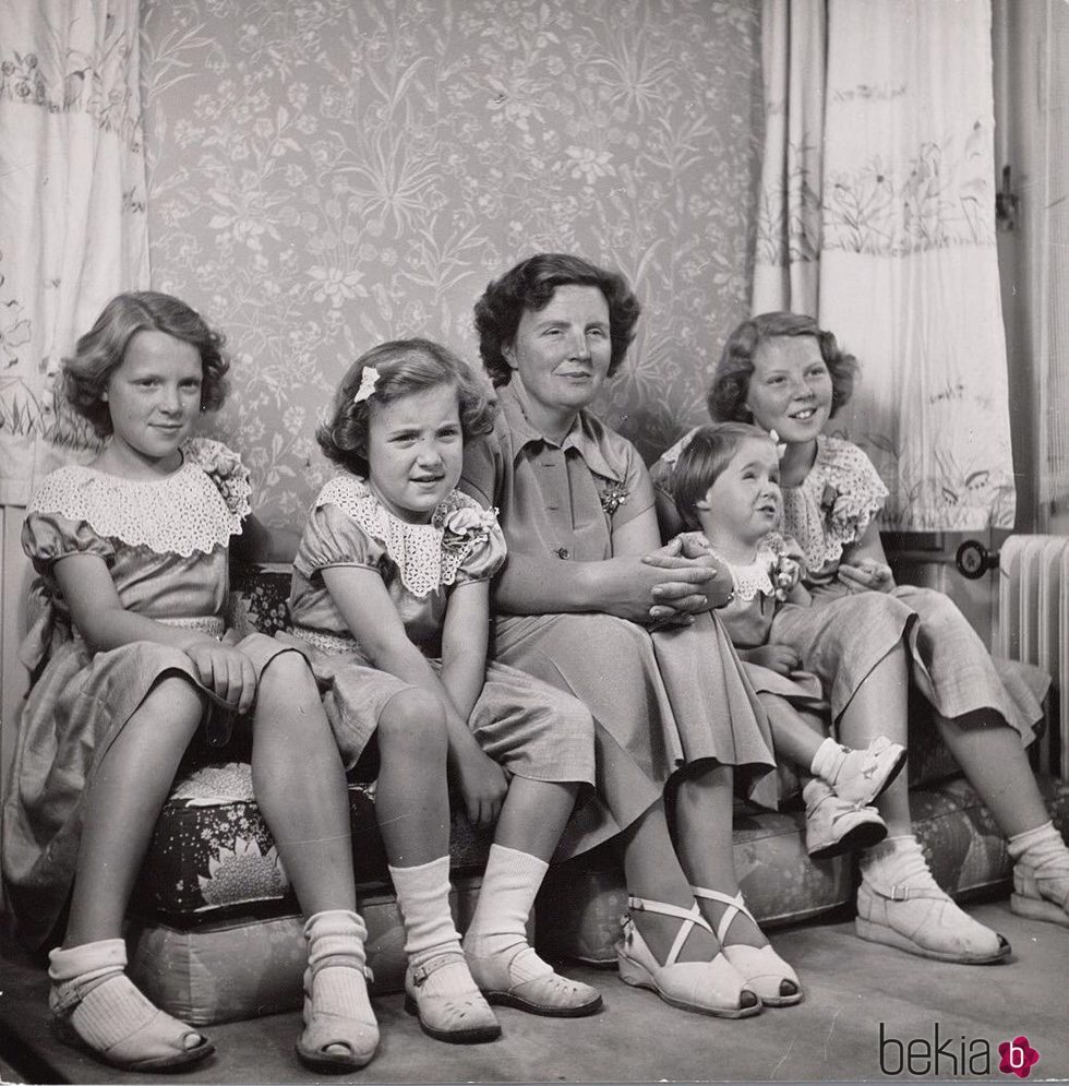 La Reina Juliana de Holanda con las princesas Irene, Margarita, Cristina y Beatriz