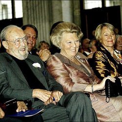 La Reina Beatriz de Holanda junto a su padre, el Príncipe Bernardo