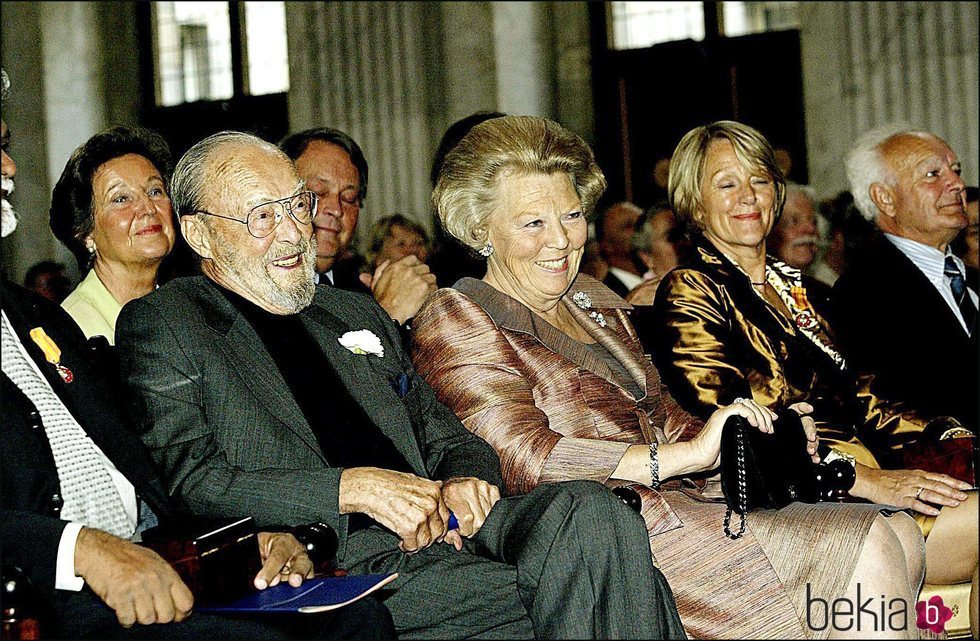 La Reina Beatriz de Holanda junto a su padre, el Príncipe Bernardo