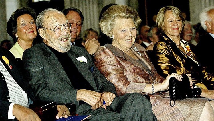 La Reina Beatriz de Holanda junto a su padre, el Príncipe Bernardo