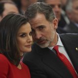 El Rey Felipe hace una confidencia a la Reina Letizia en los Premios Nacionales del Deporte 2017