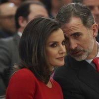 El Rey Felipe hace una confidencia a la Reina Letizia en los Premios Nacionales del Deporte 2017