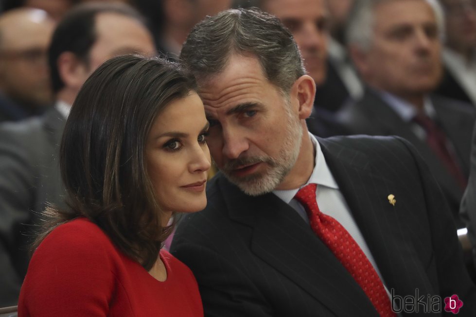 El Rey Felipe hace una confidencia a la Reina Letizia en los Premios Nacionales del Deporte 2017