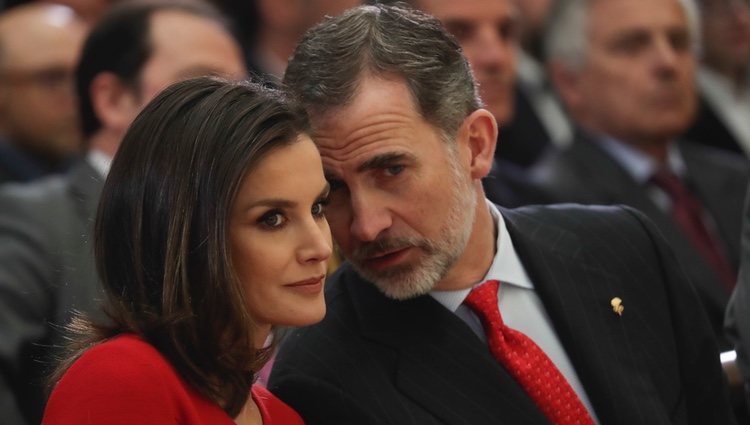 El Rey Felipe hace una confidencia a la Reina Letizia en los Premios Nacionales del Deporte 2017