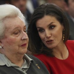 La Reina Letizia hablando con la Infanta Pilar en los Premios Nacionales del Deporte 2017