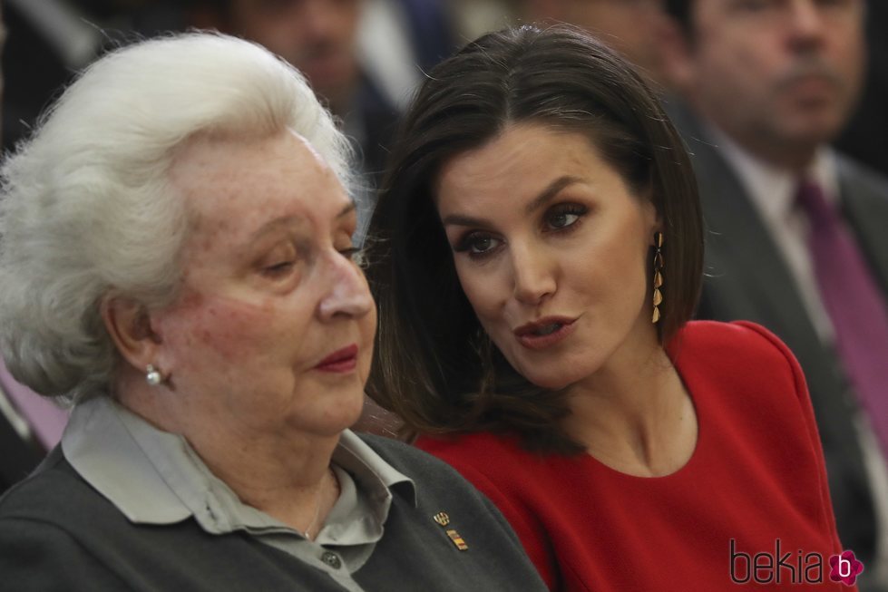 La Reina Letizia hablando con la Infanta Pilar en los Premios Nacionales del Deporte 2017