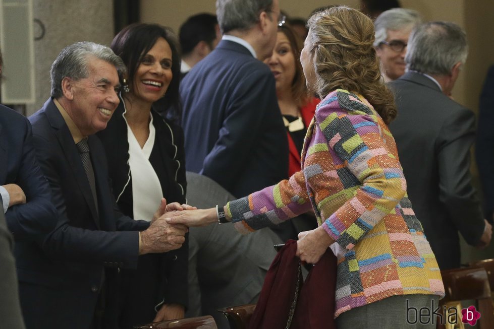 La Infanta Elena saluda a Manolo Santana y Claudia Rodríguez en los Premios Nacionales del Deporte 2017