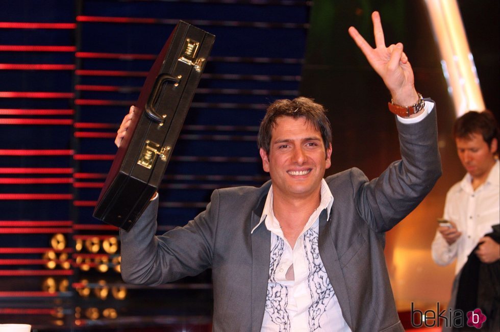 Iván Madrazo con el maletín de ganador de 'GH 10'