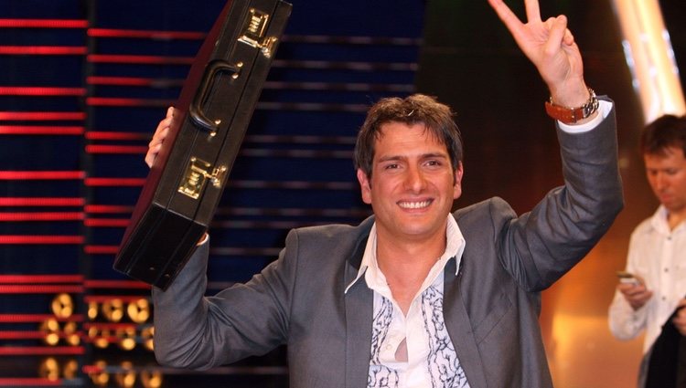 Iván Madrazo con el maletín de ganador de 'GH 10'