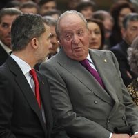 El Rey Felipe y el Rey Juan Carlos hablando en los Premios Nacionales del Deporte 2017