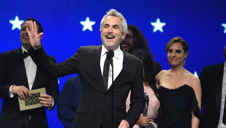 Alfonso Cuarón recogiendo un galardón en los Critics' Choice Awards 2019