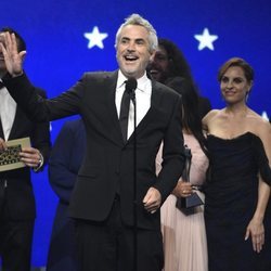 Alfonso Cuarón recogiendo un galardón en los Critics' Choice Awards 2019