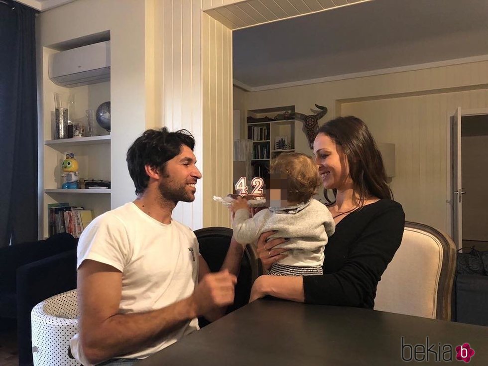 Cayetano Rivera celebrando su cumpleaños con Eva González y su hijo