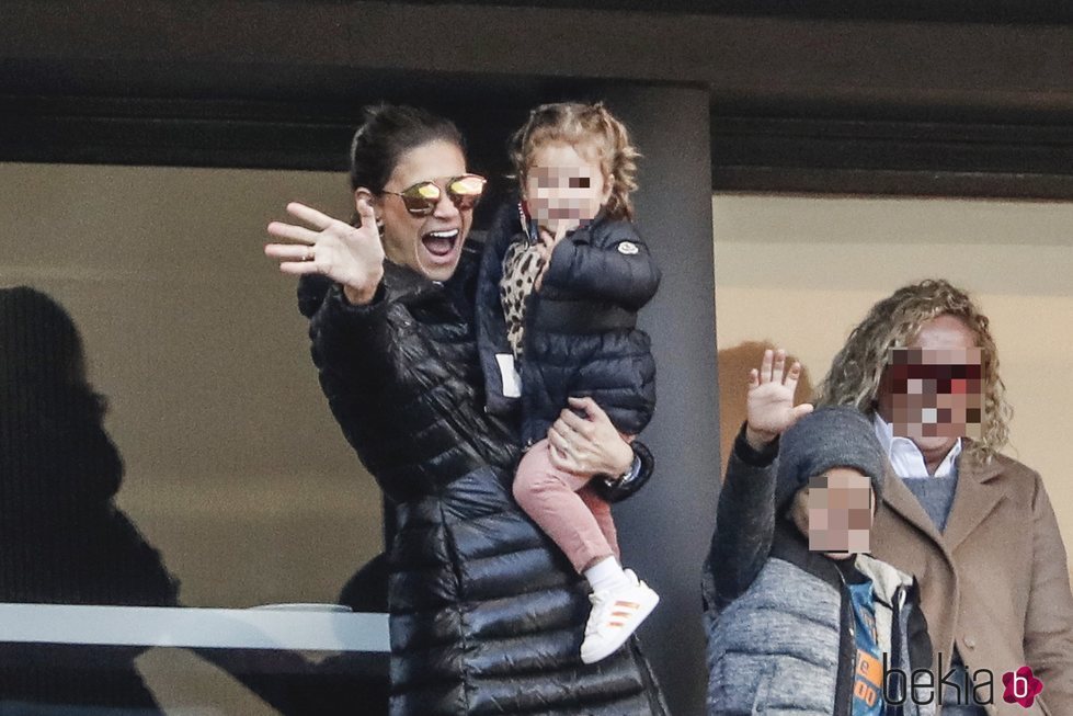 Carla Pereyra animando a Diego Simeone con su hija Francesca