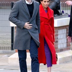 El Príncipe Harry y Meghan Markle durante un acto público en Birkenhead