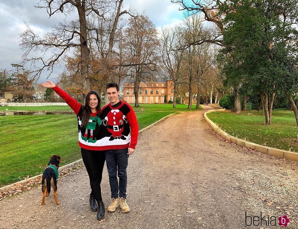 Louis Ducruet y Marie Chevallier posan divertidos con jerséis navideños