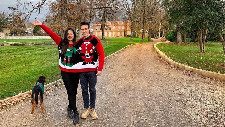 Louis Ducruet y Marie Chevallier posan divertidos con jerséis navideños