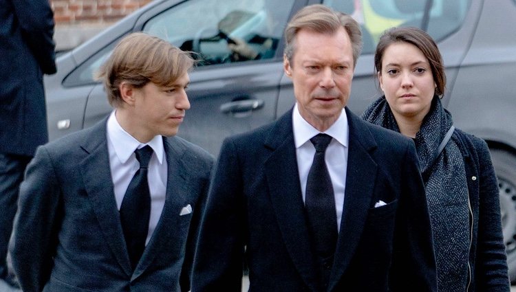 Enrique de Luxemburgo con sus hijos Luis y Alejandra de Luxemburgo en el funeral del Conde de Lannoy