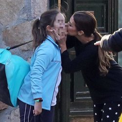 Paula Echevarría dando un beso a su hija Daniella