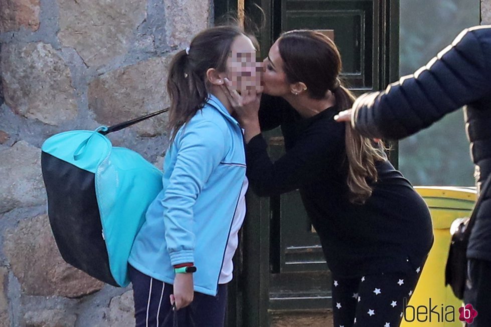 Paula Echevarría dando un beso a su hija Daniella