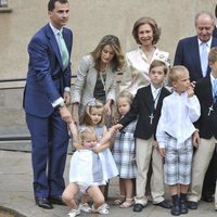 Los Reyes Felipe y Letizia y sus hijas, los Reyes Juan Carlos y Sofía, la Infanta Elena y sus hijos y la Infanta Cristina e Iñaki Urdangarin con sus hijos