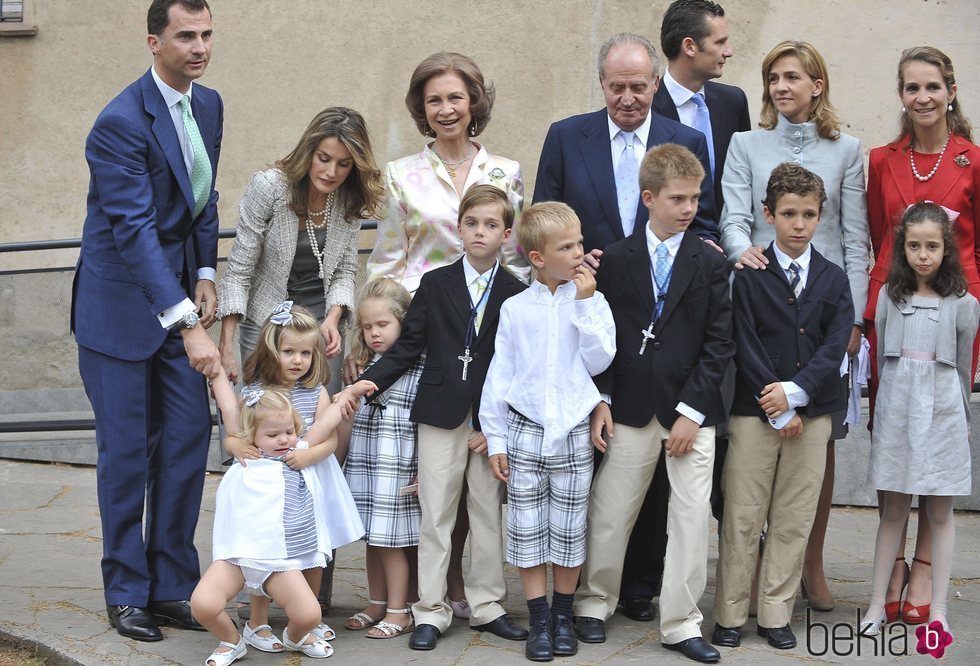 Los Reyes Felipe y Letizia y sus hijas, los Reyes Juan Carlos y Sofía, la Infanta Elena y sus hijos y la Infanta Cristina e Iñaki Urdangarin con sus hijos