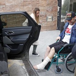 Fonsi Nieto subiendo al coche tras salir del hospital después de su operación en el pie