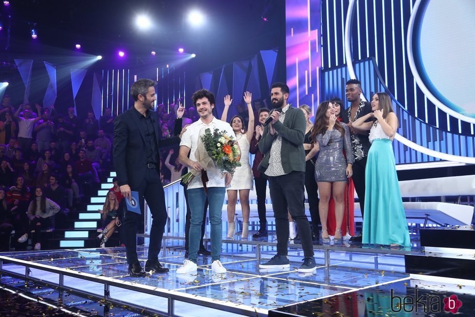 Miki con un ramo de flores al enterarse de que será representante de España en Eurovisión 2019