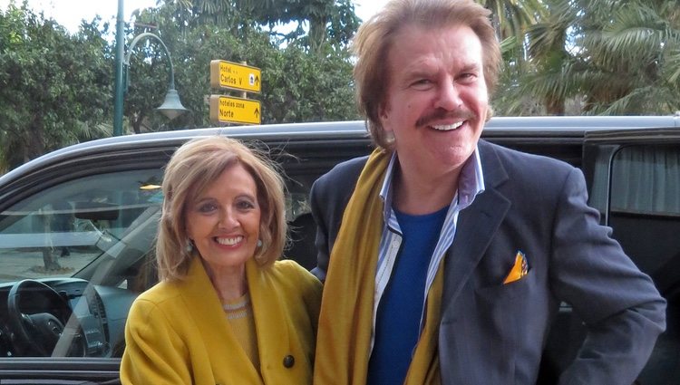 María Teresa Campos posa con Bigote Arrocet en la estación de Málaga