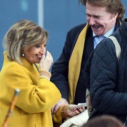 María Teresa Campos y Bigote Arrocet, muy sonrientes en la estación de Málaga