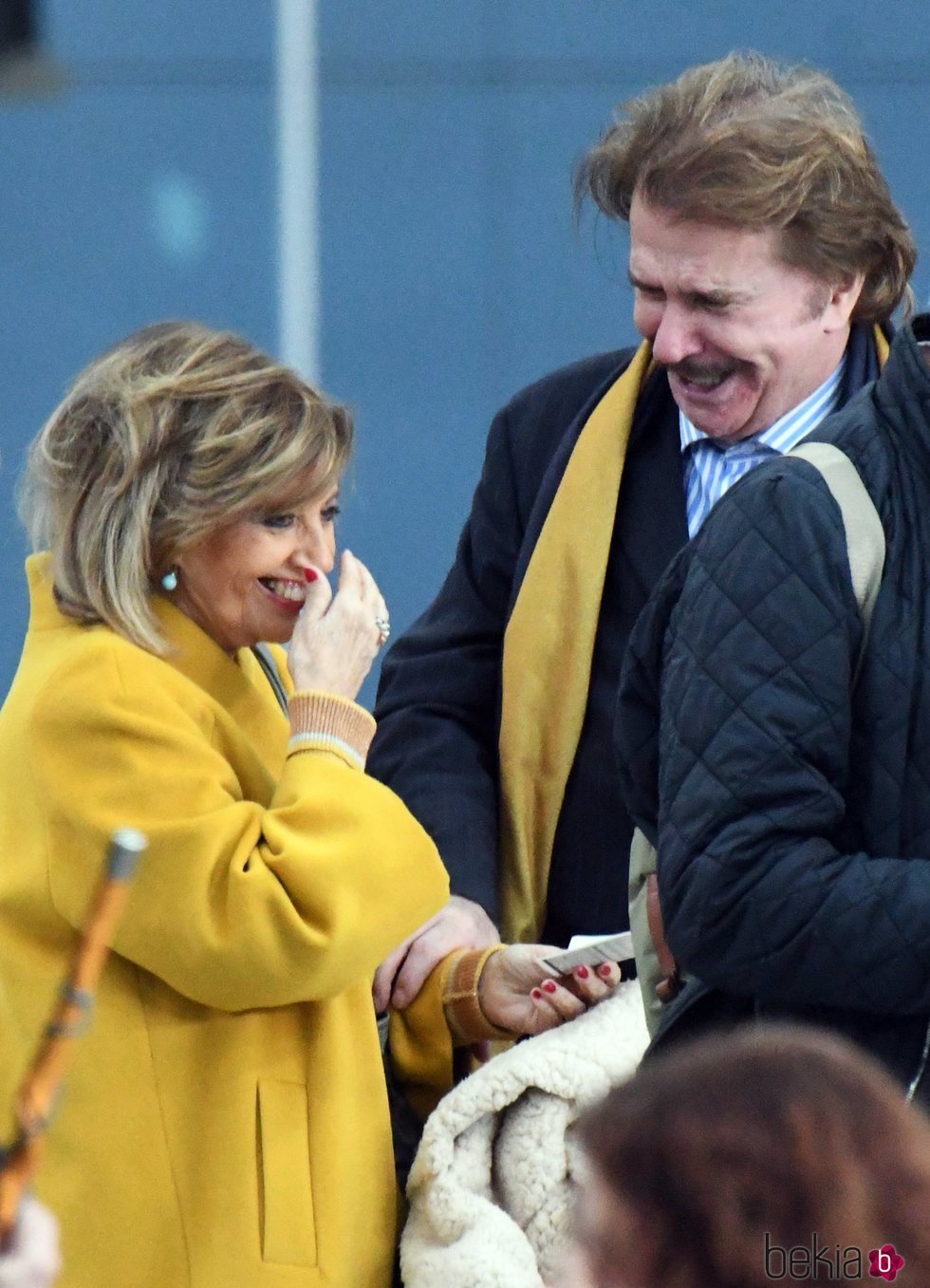 María Teresa Campos y Bigote Arrocet, muy sonrientes en la estación de Málaga