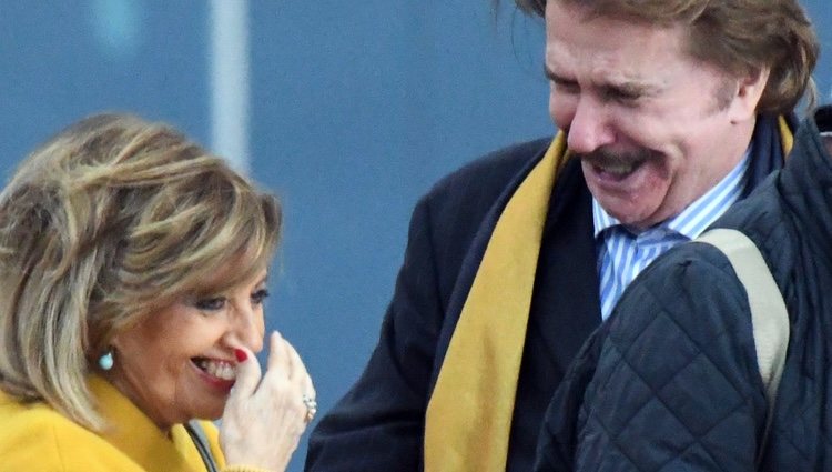 María Teresa Campos y Bigote Arrocet, muy sonrientes en la estación de Málaga