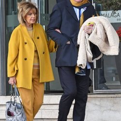 María Teresa Campos y Bigote Arrocet llegando a la estación de Málaga sonrientes