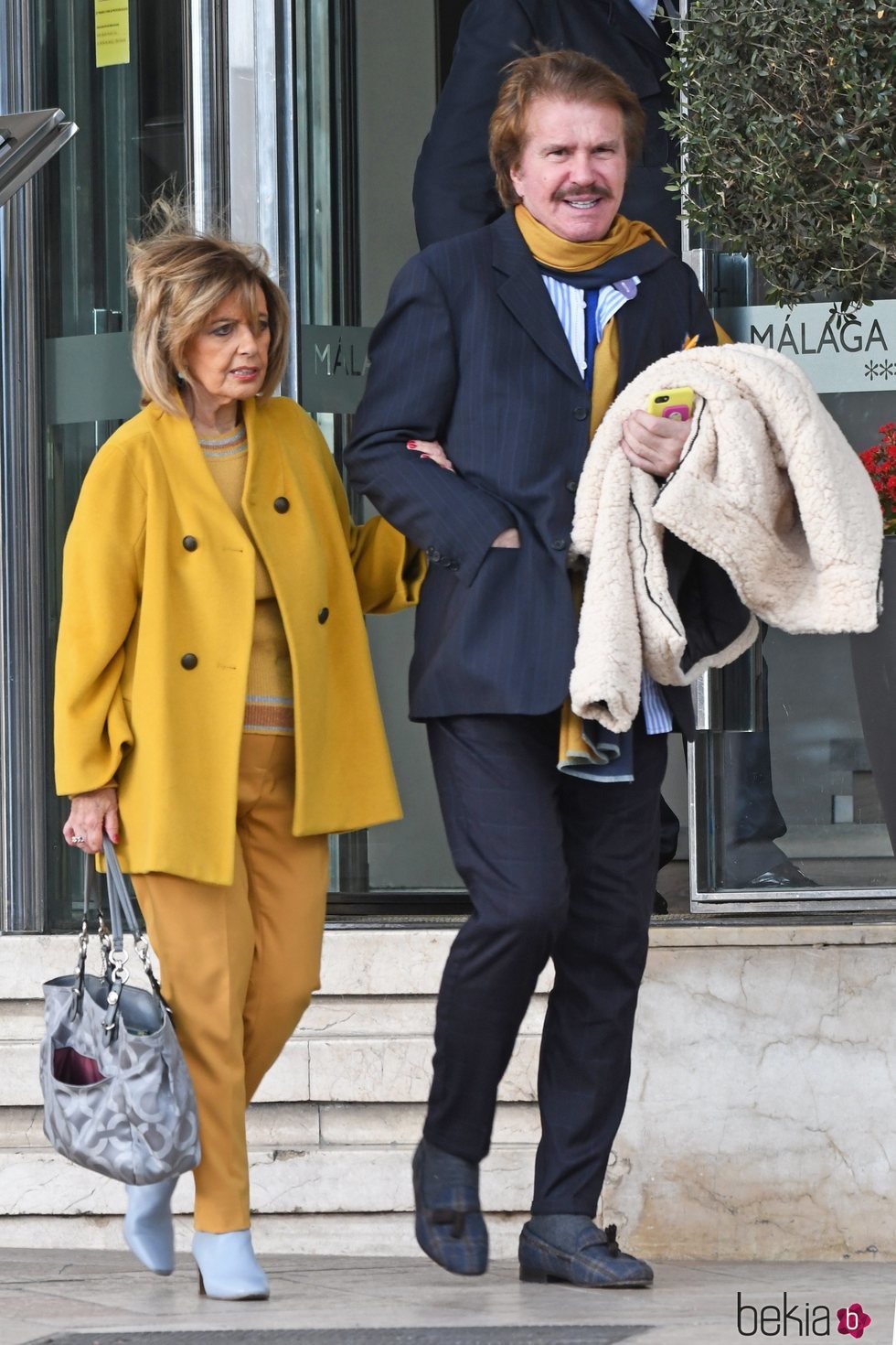 María Teresa Campos y Bigote Arrocet llegando a la estación de Málaga sonrientes