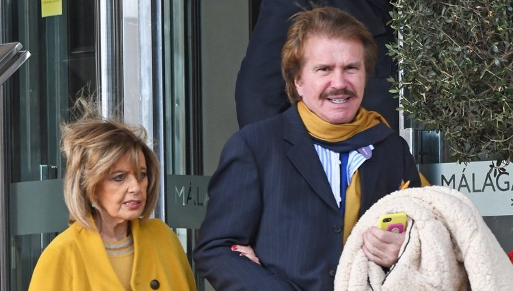 María Teresa Campos y Bigote Arrocet llegando a la estación de Málaga sonrientes