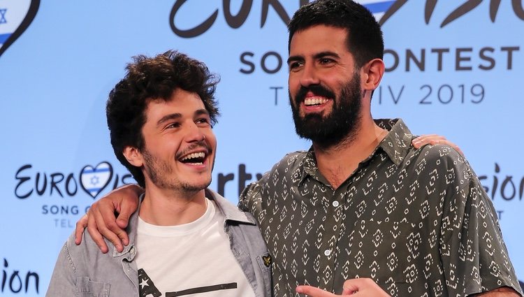 Miki Nunyez y Adrià Salas posan juntos en la rueda de prensa de Eurovisión 2019