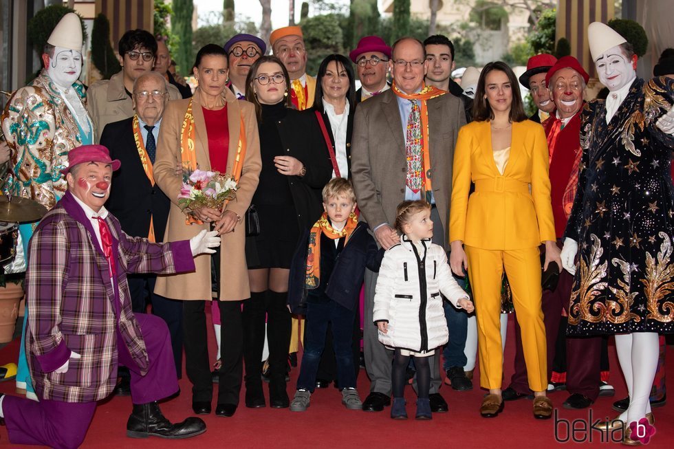 Estefanía de Mónaco junto a sus hijas, el Príncipe Alberto y los Príncipes Jacques y Gabriella en el 43º Festival Internacional de Circo de Montecarlo