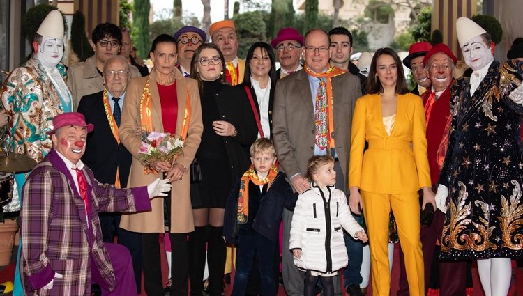 Estefanía de Mónaco junto a sus hijas, el Príncipe Alberto y los Príncipes Jacques y Gabriella en el 43º Festival Internacional de Circo de Montecarlo